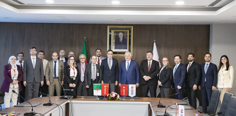 Foto de grupo tras la firma del memorando de entendimiento en Argel entre Turkish Airlines y Air Algrie. Foto: Turkish Airlines